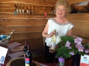 La degustazione di vini in riva al mare è sempre un buon piano.