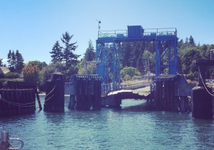 La vue depuis le Whatcom Chief lorsqu'il entre dans le quai du ferry de Lummi.