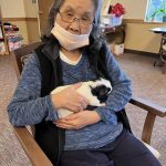 Summit-Place-Assisted-Living-animal-therapy